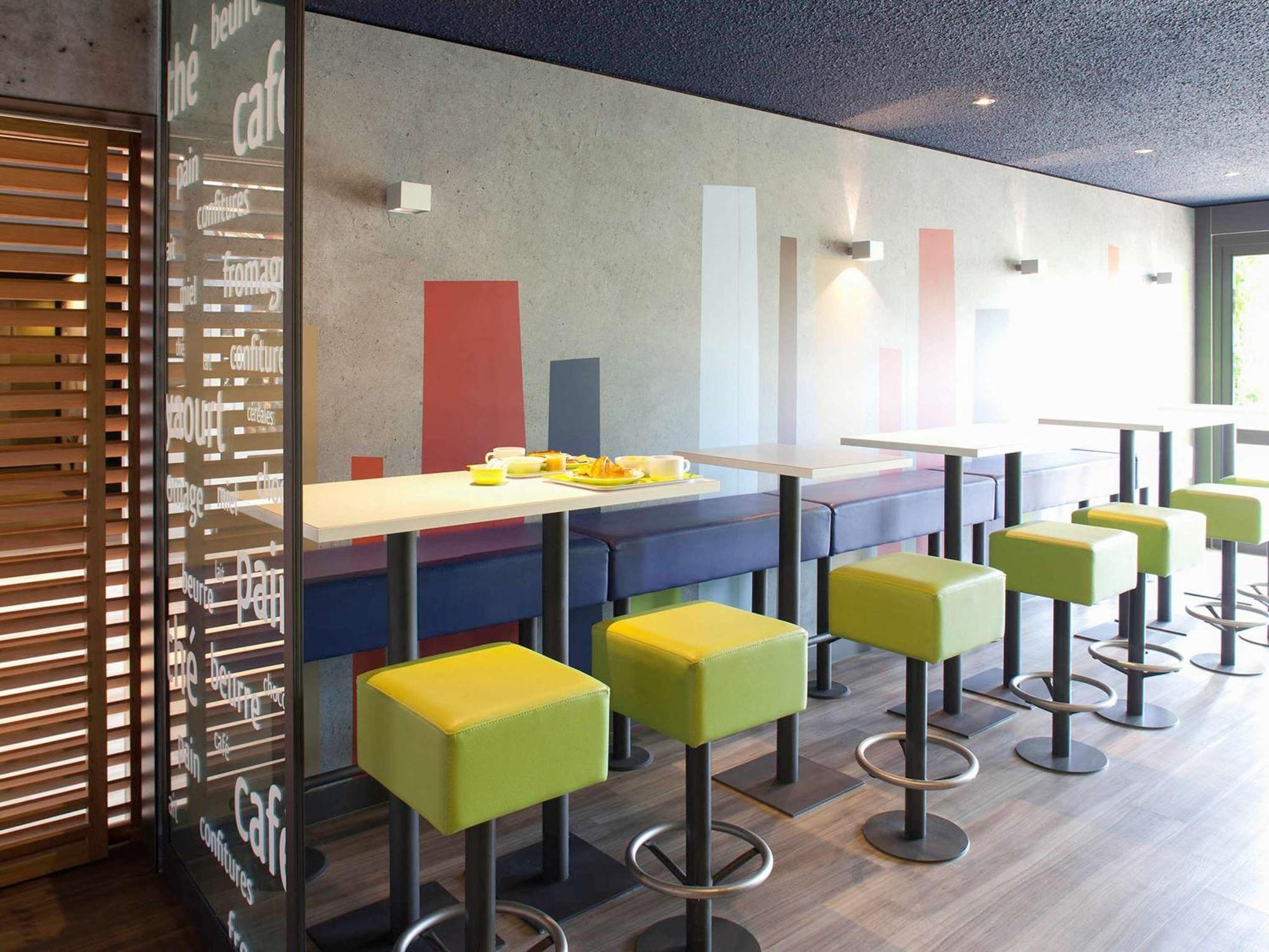 ibis budget Tarbes Bagian luar foto