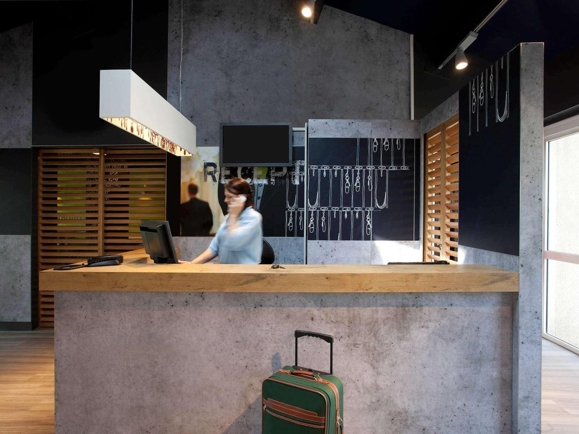 ibis budget Tarbes Bagian luar foto